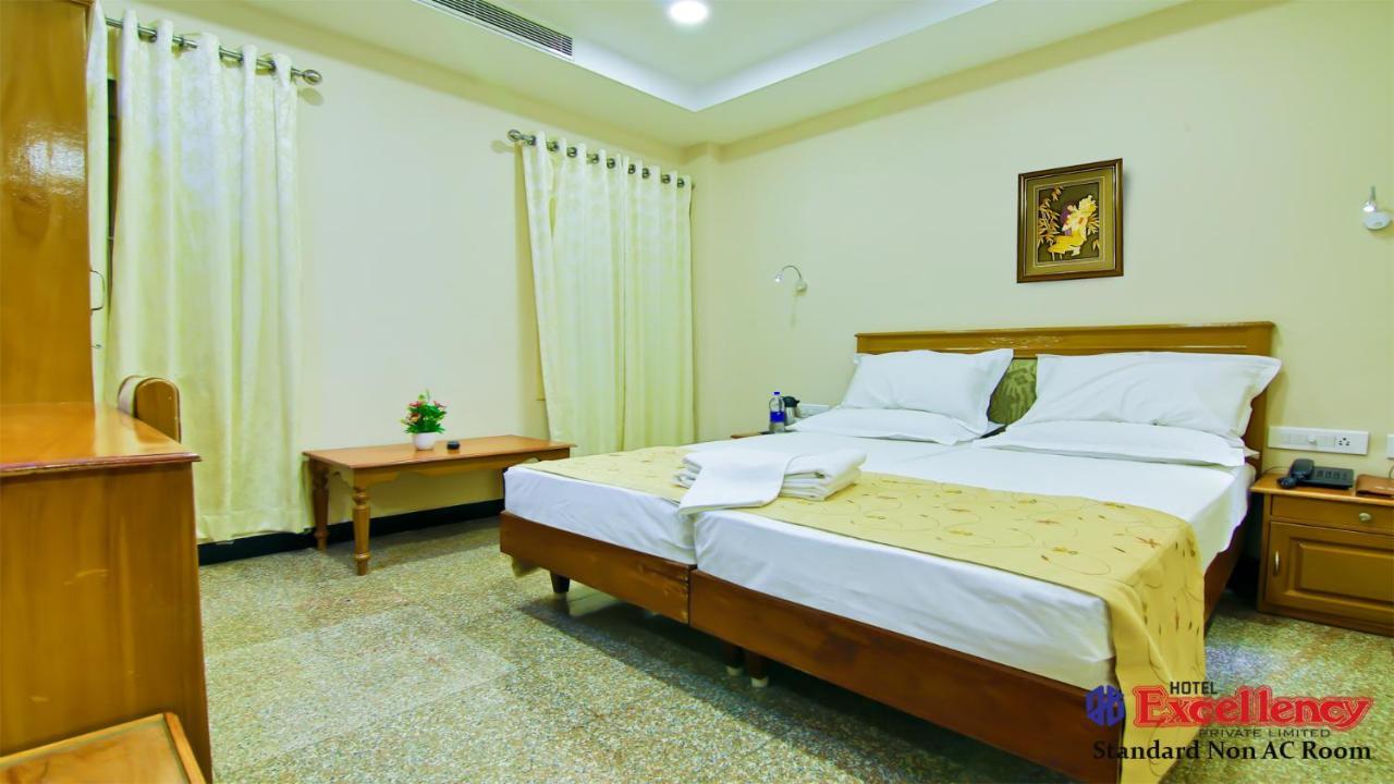 Hotel Excellency Kochi Exterior foto